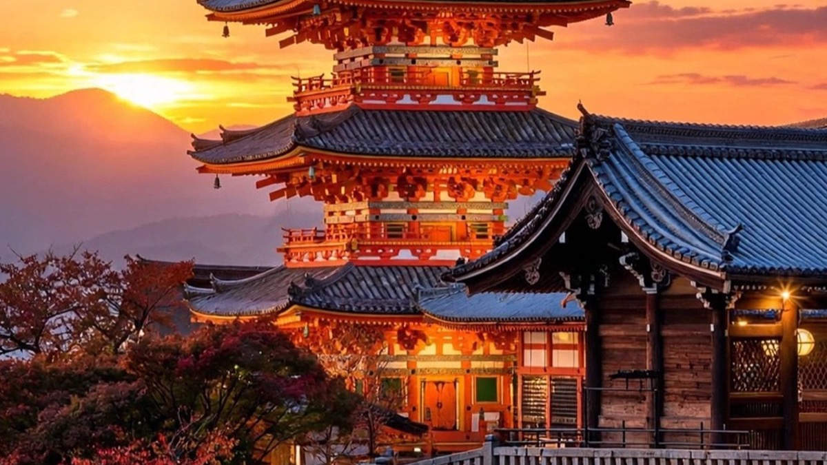 Osaka Castle above its moat at dusk